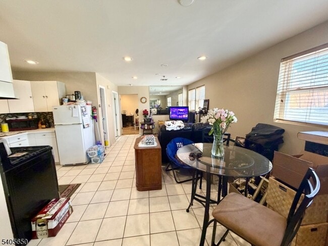 Building Photo - 336 Bloomfield Ave Unit 1C