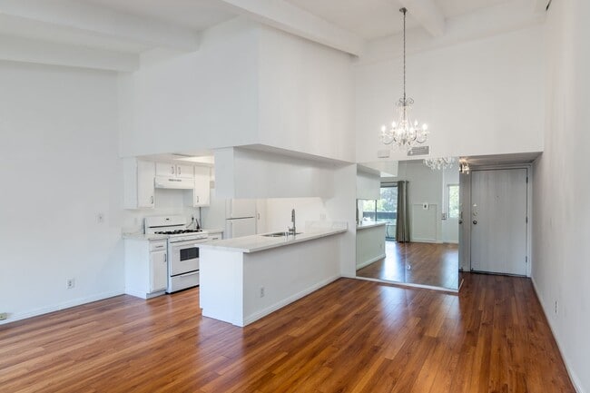 Photo - 2700 Cahuenga Blvd E Unidad 2700 Cahuenga Blvd East No 1303