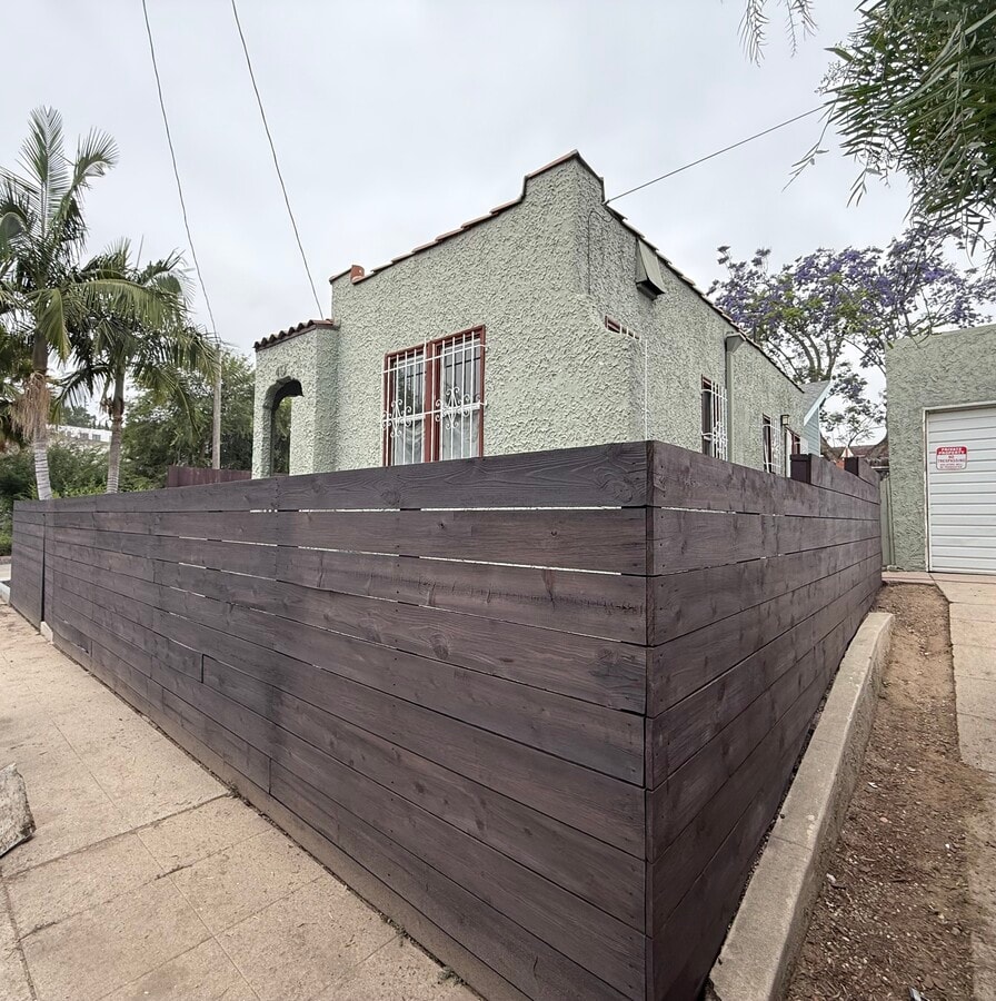 Enclosed yard & Parking - 413 Robinson St Casa