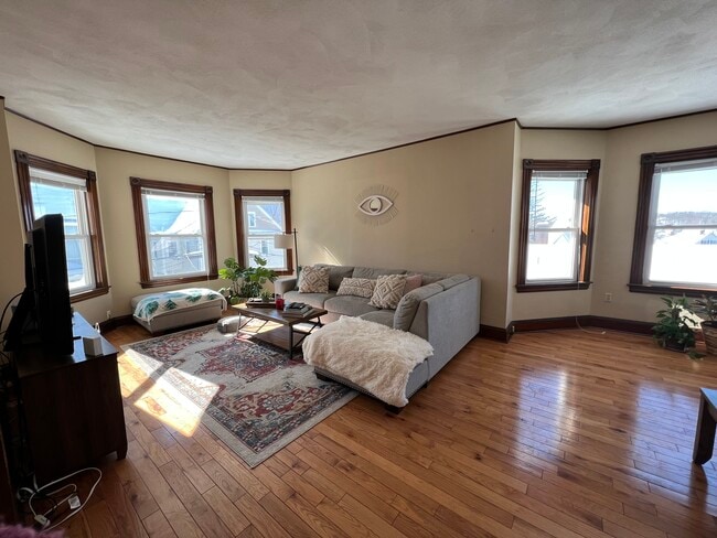 Building Photo - 10 Davis St Unit 10