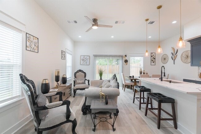 Photo - 890 Lucky St