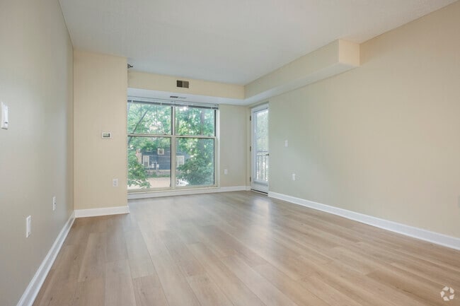 2BR, 2BA - 1007SF - Living Room