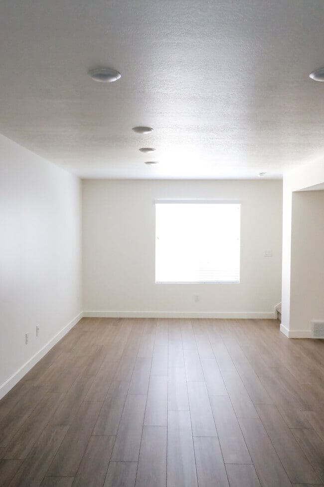 Photo - 182 S Bushnell Way