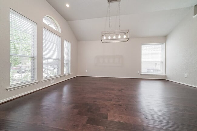 Photo - 1005 Fort Apache Dr