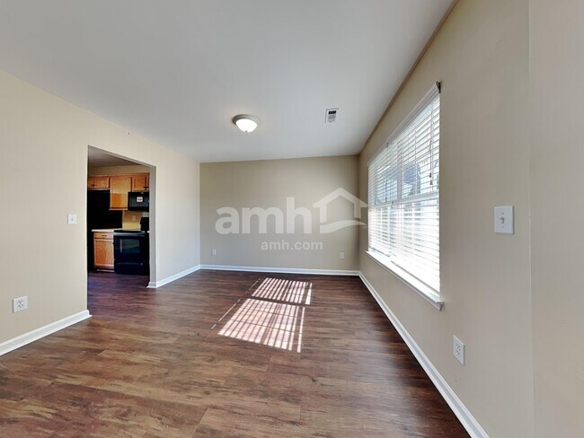 Photo - 144 Worcester Ln