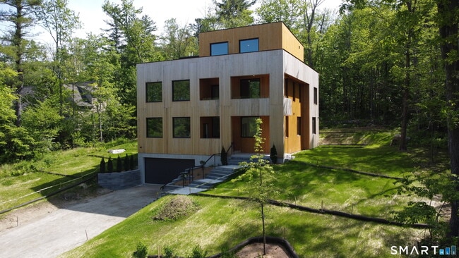 Building Photo - 205 E Hyerdale Dr