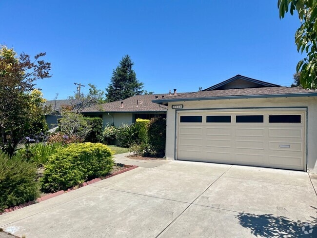Building Photo - Charming 4BD/2BA Home in Prime Mountain Vi...