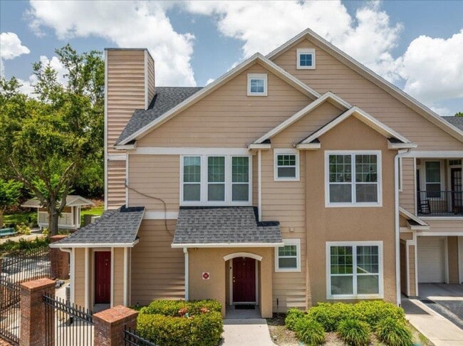 Charming End-Unit Condo in Gated Bordeaux Community! - Charming End-Unit Condo in Gated Bordeaux Community! Unit 101