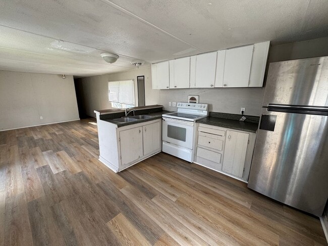 Photo - 2 Bedroom / 1 Bath Single wide for Rent – Irvin St, Live Oak, FL