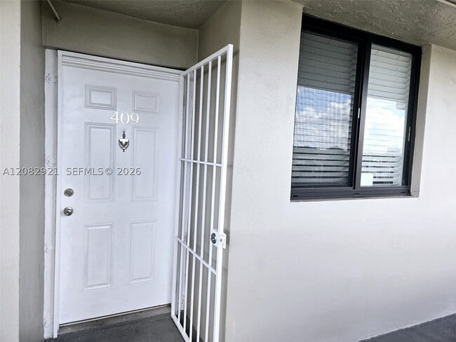 Building Photo - 10290 NW 9th St Cir Unit 409