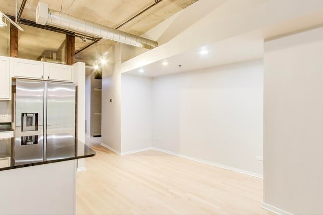 Photo - 933 W Van Buren St Unit 304