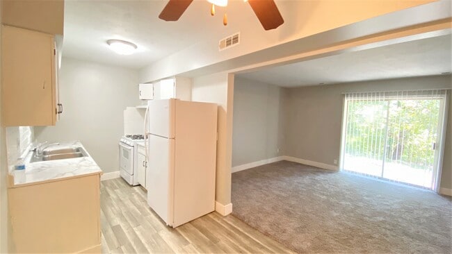Kitchen 2x1 - Timbercrest Apartments