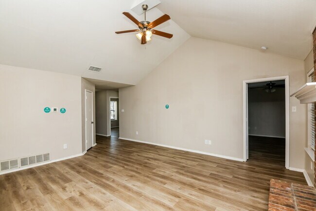 Photo - 1354 Gainsborough Way