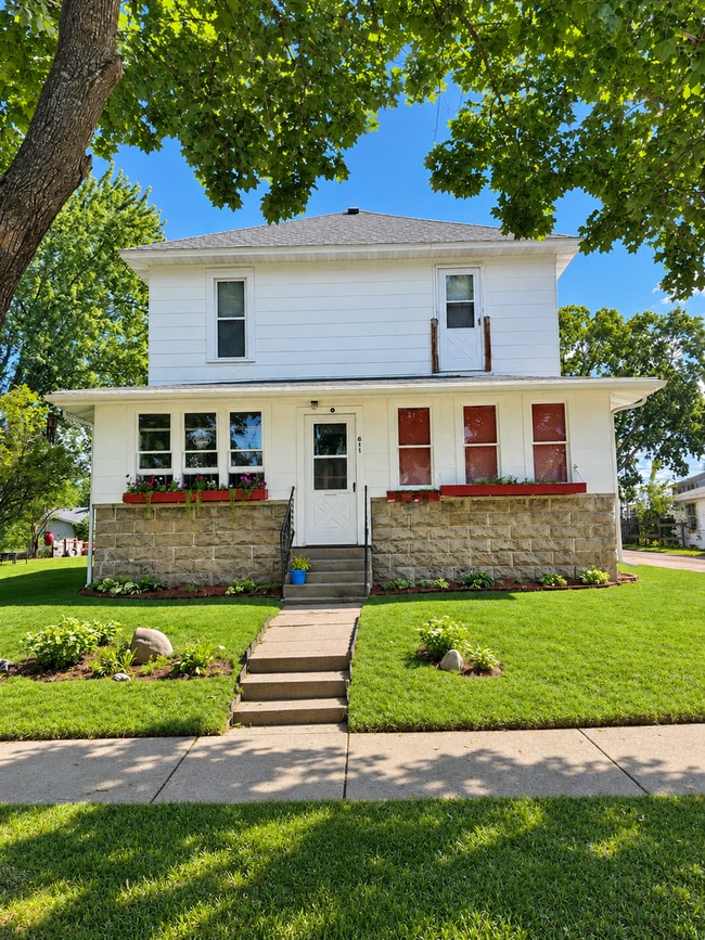 Building Photo - 611-611 1/2 Bergen Ave Unit 611 1/2
