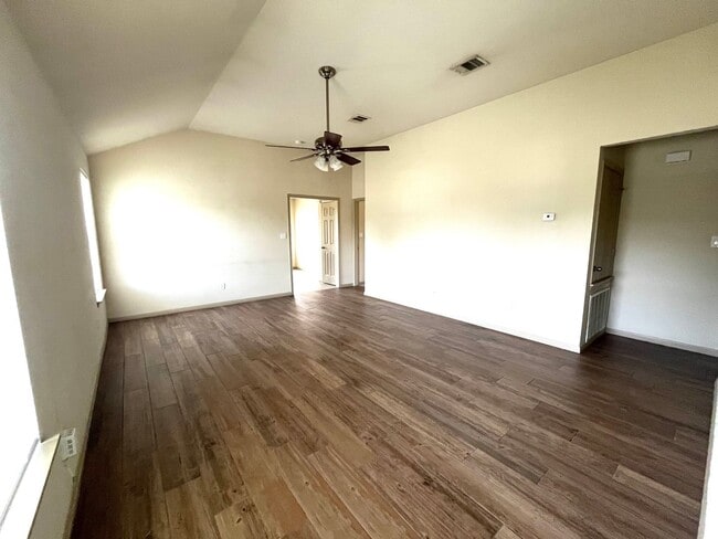 Photo - 4 Bed House - North of UT Campus