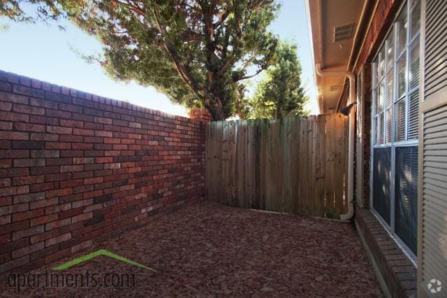 Patio - Brittany And Drexel House