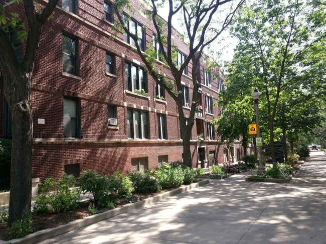 Entrance to Lobby - 1318 W Sunnyside Ave Unit S8