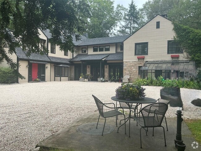 Building Photo - 118 Old Mill River Rd Rental