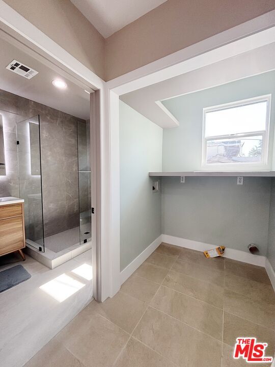 Photo - 713 Devirian Pl