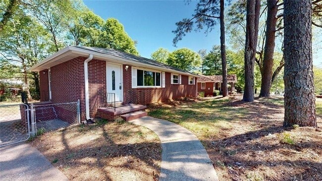 Photo - 8 Larose Dr SW