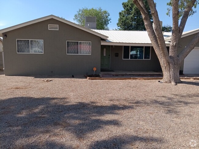 Building Photo - Beautiful 3 Bedroom 2 Bathroom home! Spaci...