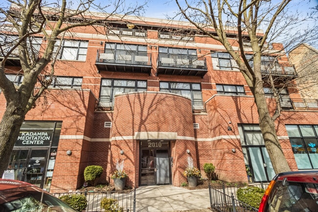 Building Photo - 2010 W Pierce Ave Unit 402