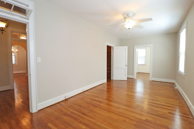 Charming 3 Bedroom, 2 Bathroom on Kilbourn... - Charming 3 Bedroom, 2 Bathroom on Kilbourn... House