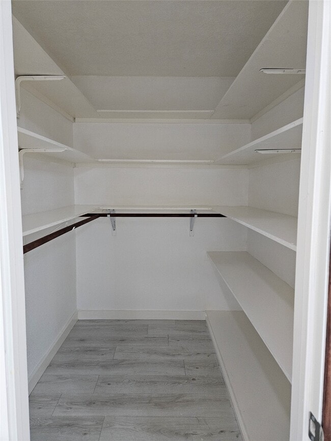 Photo - 16974 Balmoral St