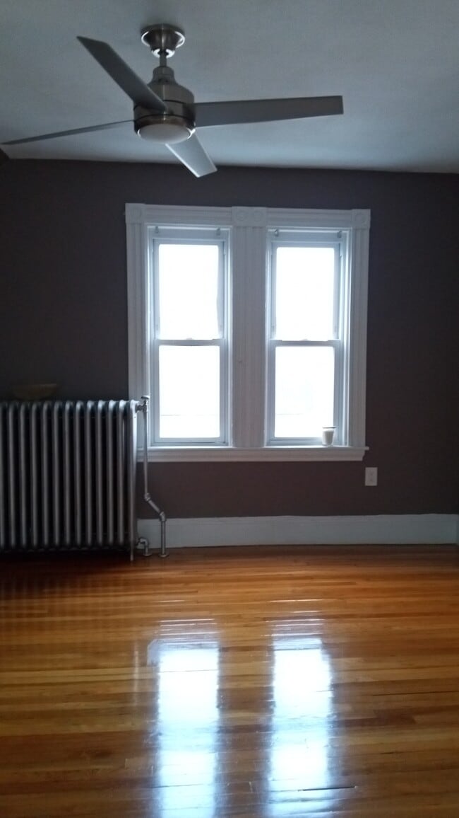 Building Photo - 34 Edwin St Unit #3