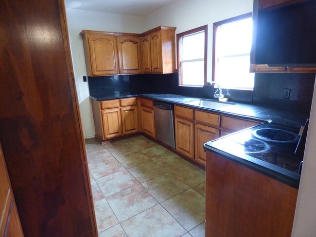 Photo - 6750 Howe St