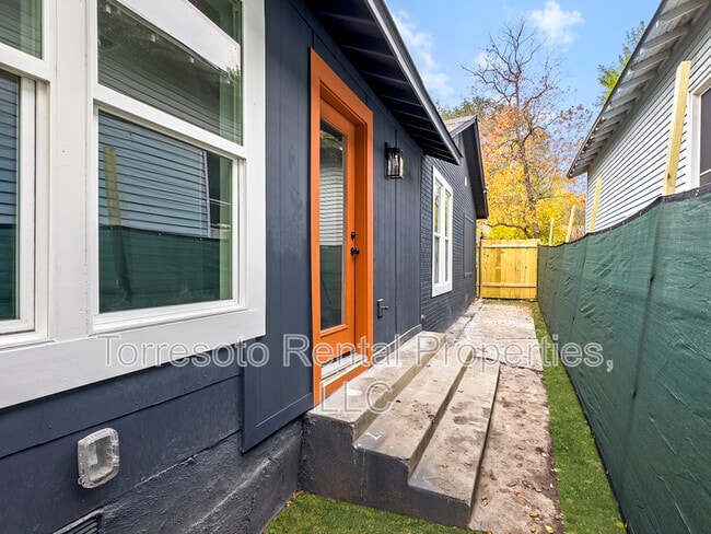 Building Photo - 1606 W Wildwood Dr Unit A