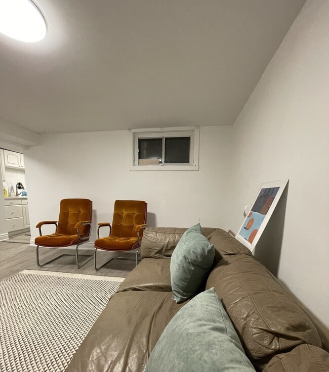 Building Photo - Great lower level apartment!