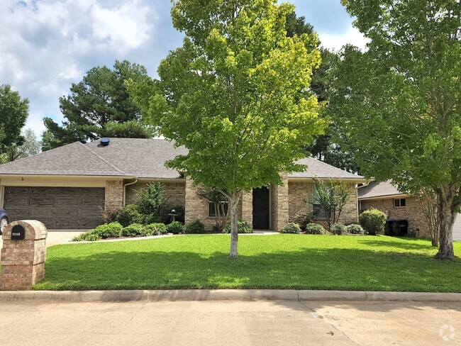 Building Photo - 3/2/2 HALLSVILLE ISD FENCE YARD Rental