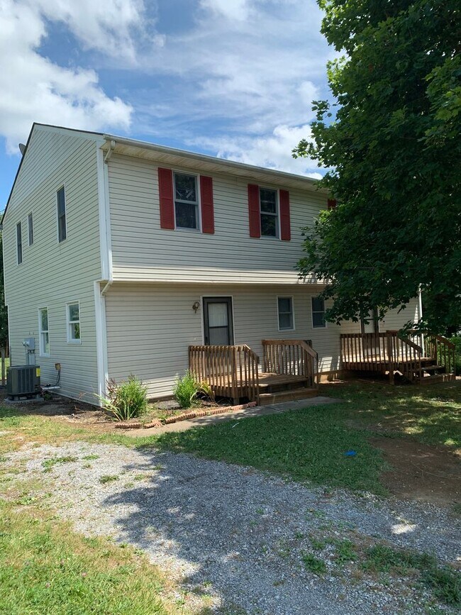 Building Photo - 3 Bedroom 2.5 Bath Duplex Rental