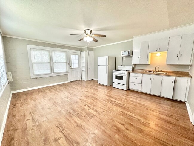 Photo - 2615 N Elm St Unit 5