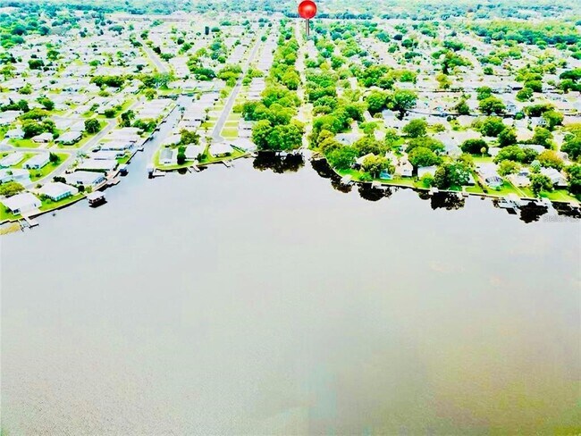 Building Photo - 68 Lake Shore Dr Rental