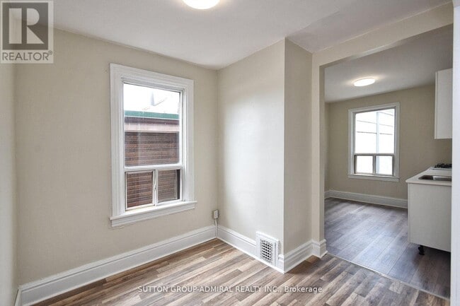 Photo - 1932 Queen St E