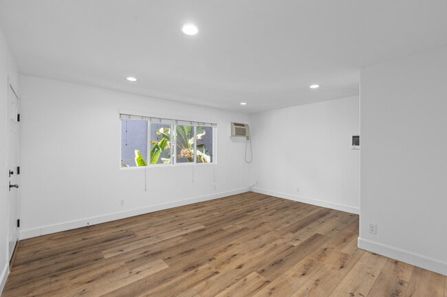 Photo - 725 Washington Heights Rd Unidad #28