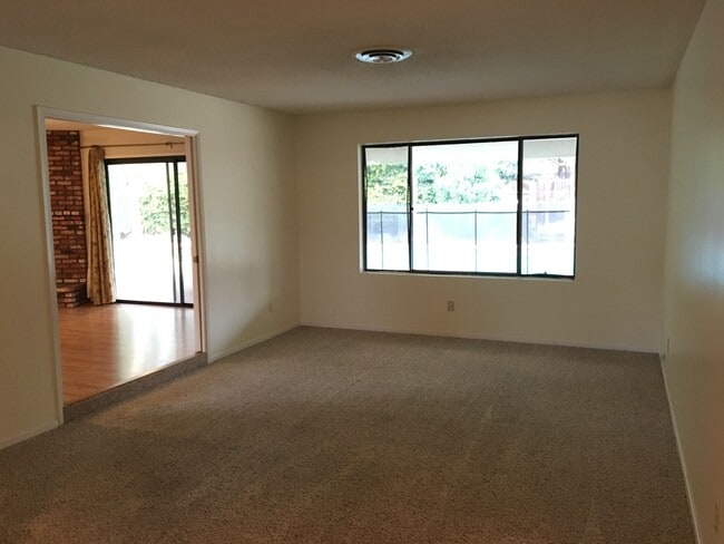 Photo - POOL!  Nice 3+2.5 Southwest Bakersfield - Laurelglen Area