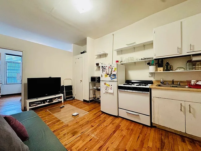 Photo - 344 E 9th St Unit Apt 14