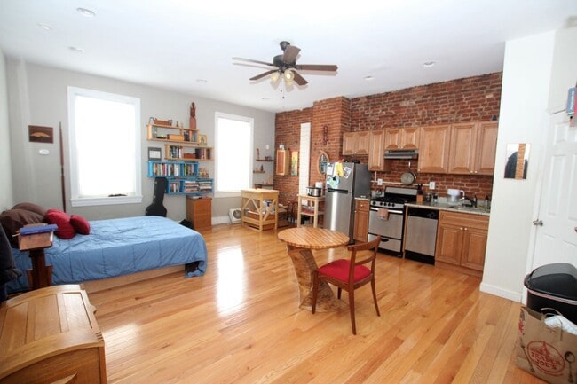 Building Photo - Fully renovated studio in Northern Liberties, blocks away from public transportation, stores, res... Unit 2F