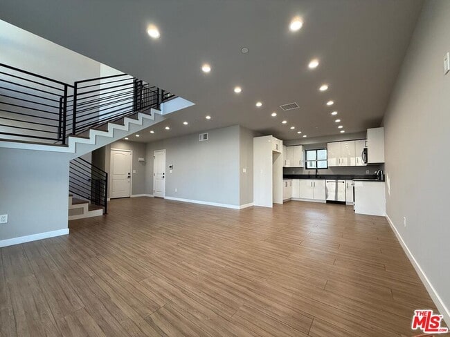 Building Photo - 9904 Laurel Canyon Blvd