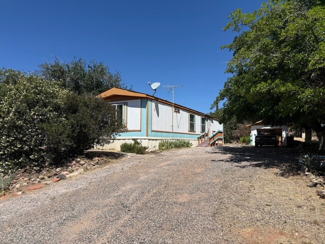 Building Photo - 2 Bedroom 2 Bath Contact Property Pros 928-634-7710
