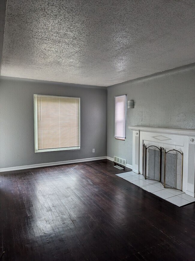 Photo - 16724 Rutherford St