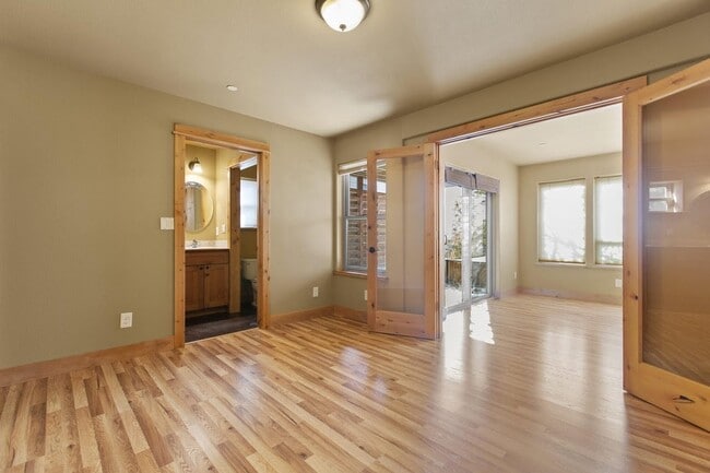 Building Photo - 1059 NW Saginaw Ave Unit 102