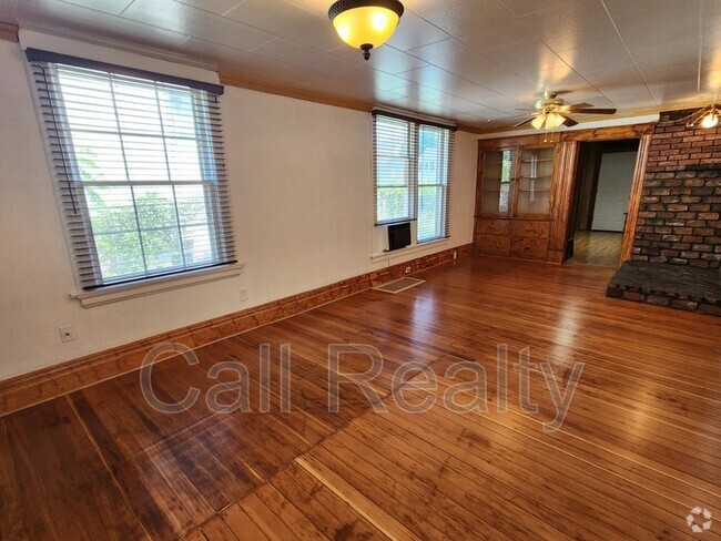 Building Photo - 829 W Chelan Ave Rental