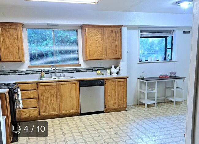 Good size kitchen and dinningroom