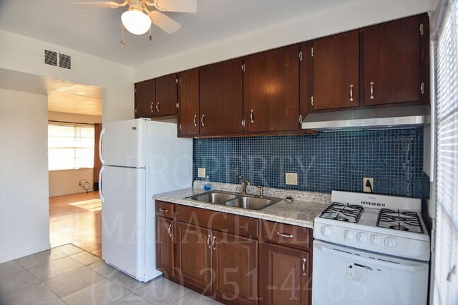 Building Photo - 403 W 9th St Rental