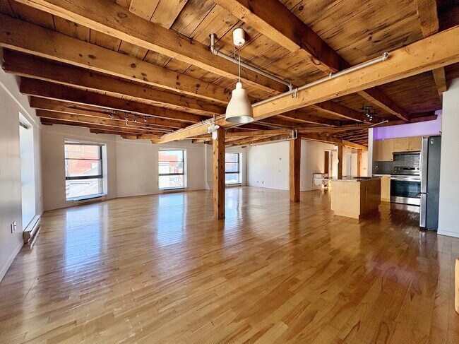 Building Photo - 358 Rue Saint-Pierre Unit 3