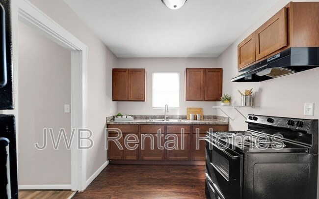 Photo - 472 W 66th St